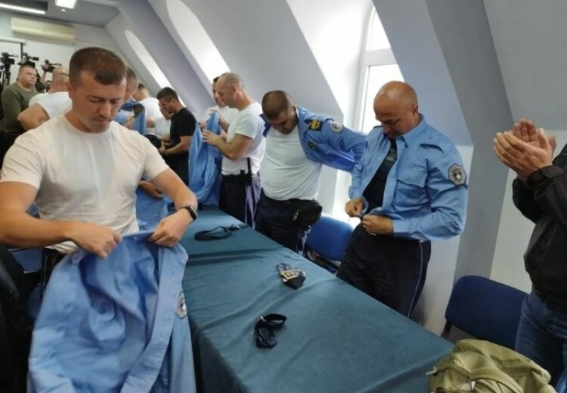 Predstavnici Srba izlaze iz institucija Kosova, srpski policajci skinuli uniforme