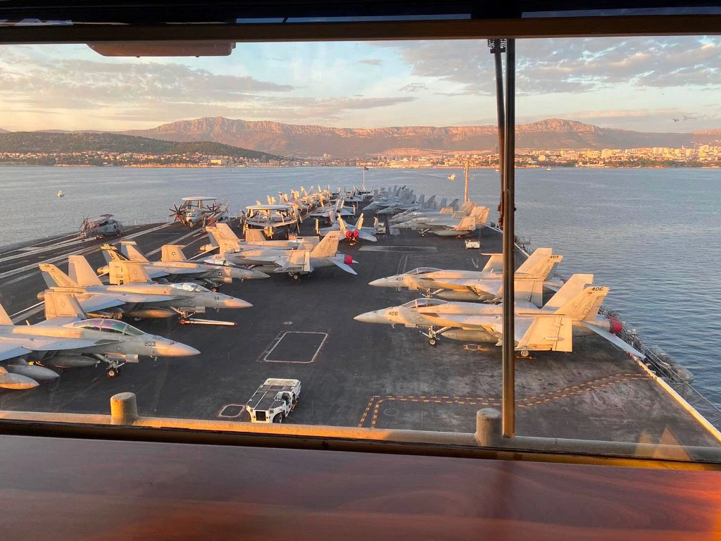 Načelnik iz Oružanih snaga obišao nosač aviona ''USS George H.W. Bush''