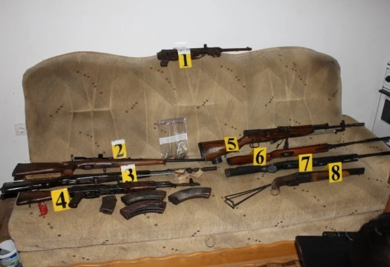 Dvojac skrivao arsenal oružja: Policija pronašla puške, municiju, vojnu opremu...