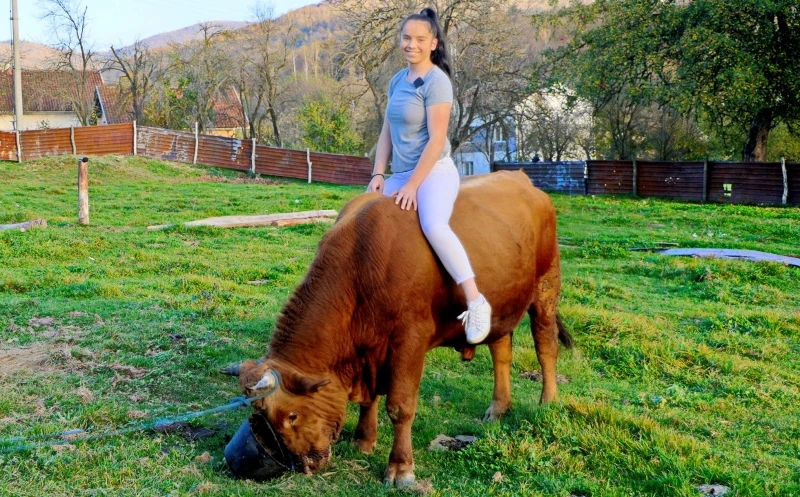 Emina vozi traktor, kosi, uzgaja i trenira bikove