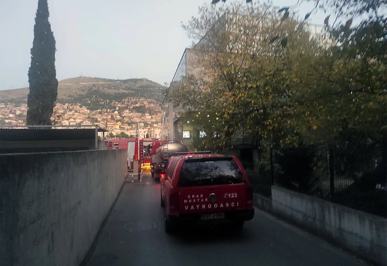 VIDEO | Evakuacija Arene: Vatrogasci tražili od posjetitelja da razbijaju stakla tegovima