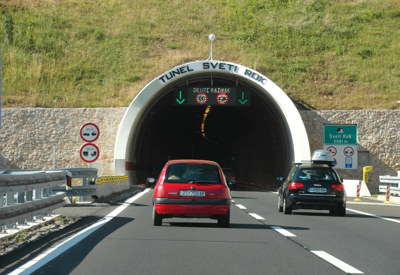 Teška prometna nesreća u tunelu Sveti Rok, ima i mrtvih