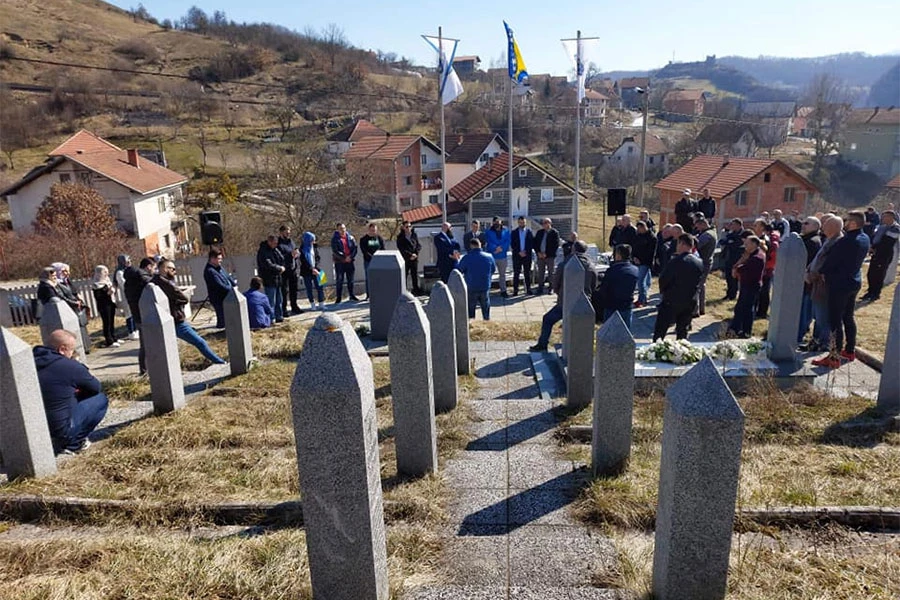 Prozor: Traže se protumjere nakon ponovnog uništavanja zastava na šehidskom mezarju