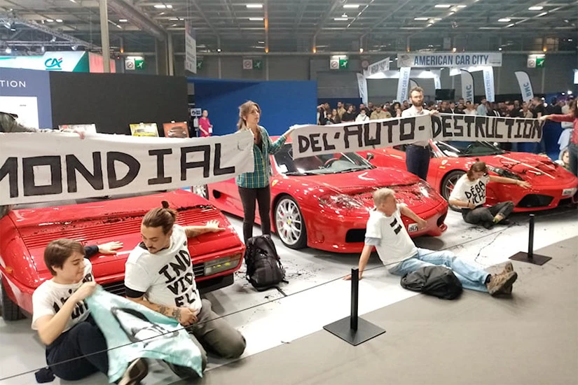 Zalijepili se za Ferrarije