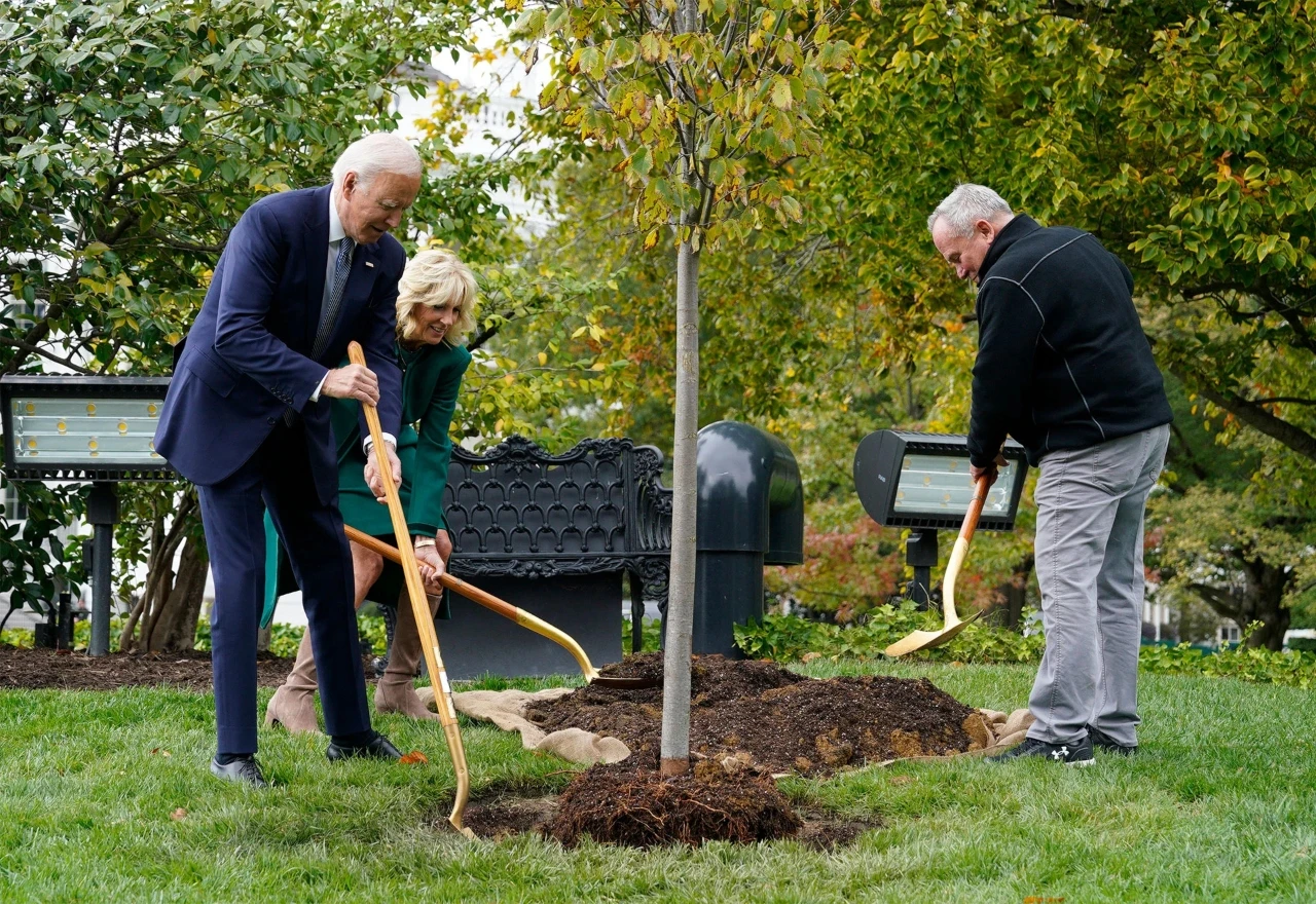 VIDEO | Joe Biden se opet izgubio, ovog puta u vlastitom vrtu