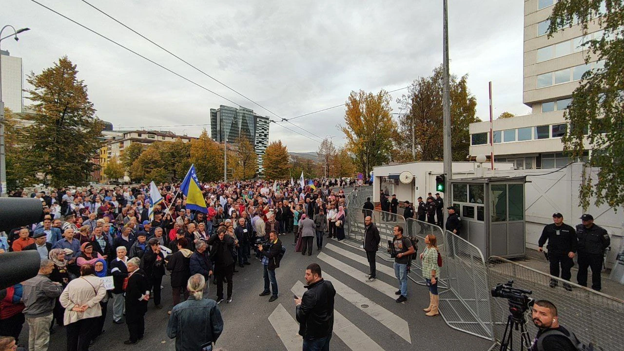 Novi prosvjedi ispred OHR-a, jednoj osobi pozlilo