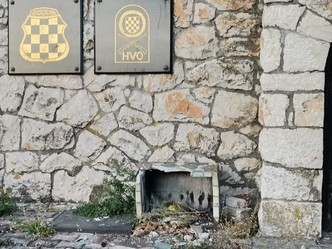 BiH: Oskvrnuto spomen obilježje braniteljima HVO-a i srušen jarbol s hrvatskom zastavom