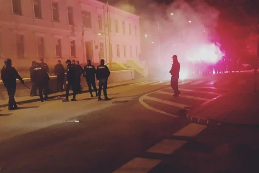 VIDEO | Splitska policija je morala pucati u zrak, prijetilo im se razbijenim bocama