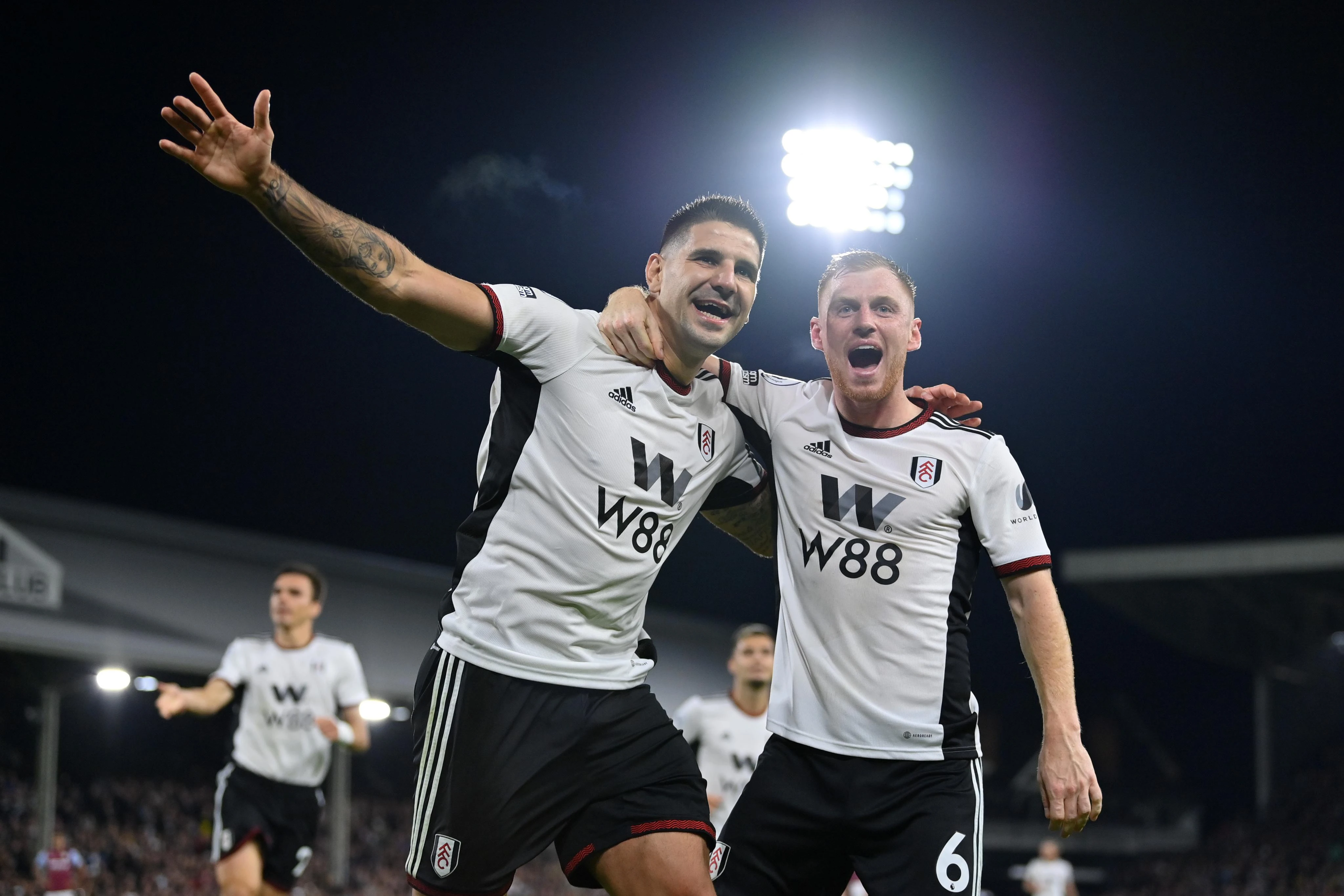 Fulham srušio Aston Villu, Leicester bolji od Leedsa