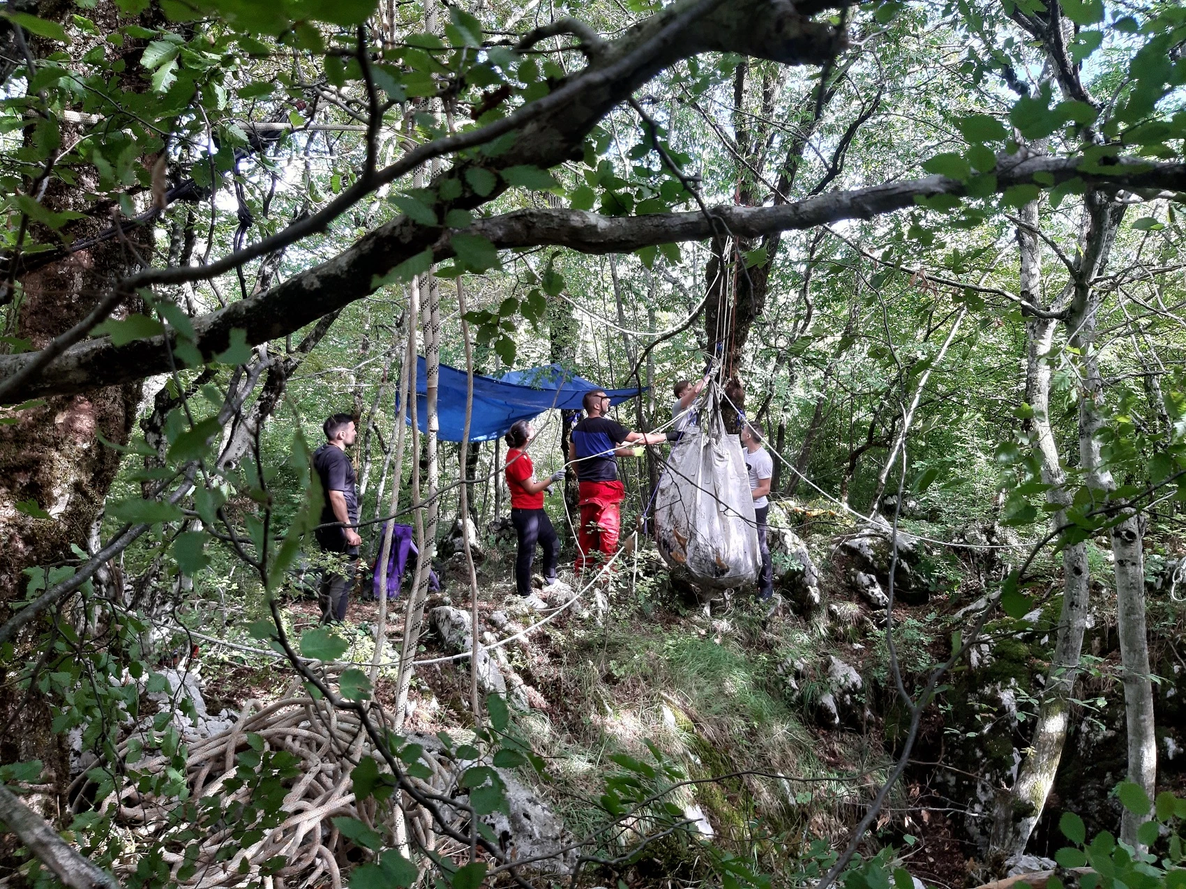 Mostar: Iz speleološkog objekta „Jama pored puta“ izvučeno oko dvije tone otpada