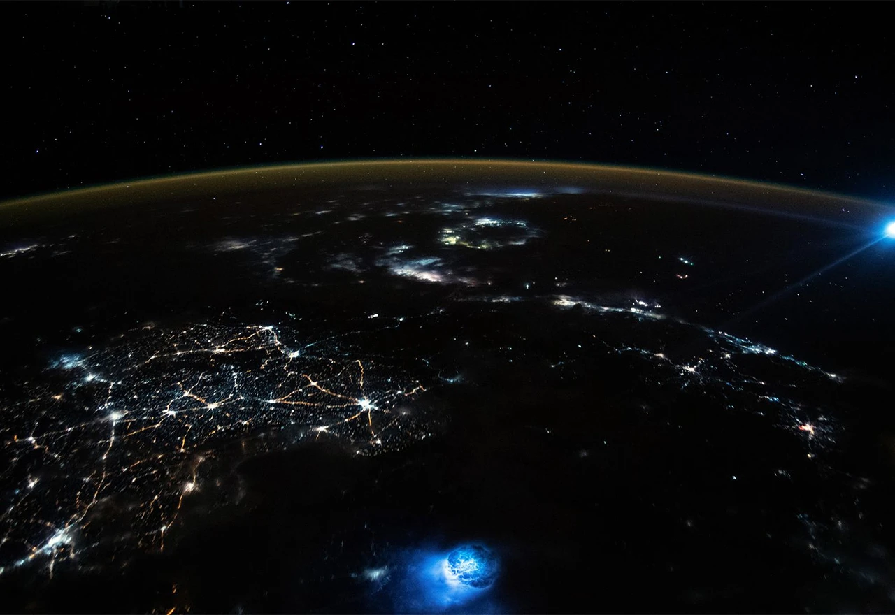 NASA objavila fotografiju dva nepovezana fenomena koji su se odigrali istovremeno
