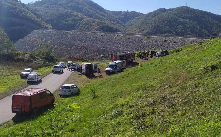 U Srbiji se prevrnuo minibus s umirovljenicima, jedno poginulo više ozlijeđenih