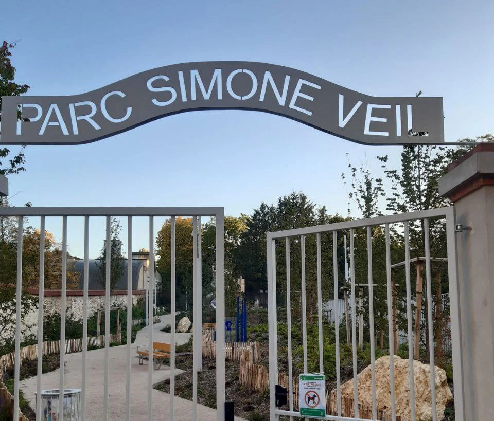 Uklonjena kapija na ulasku u park jer sliči na onu u Auschwitzu