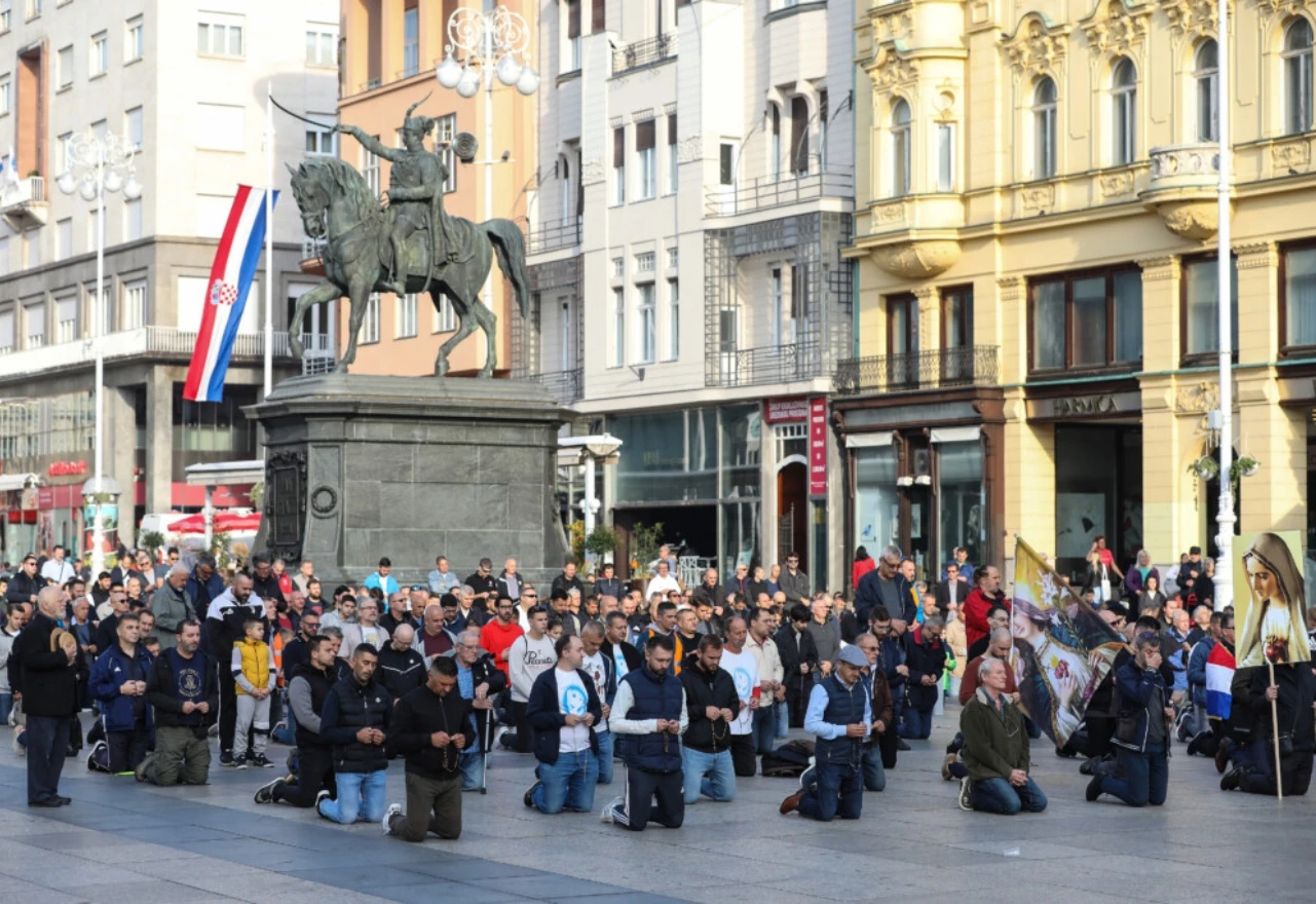 Stotine muškaraca na koljenima zajedno molile krunicu