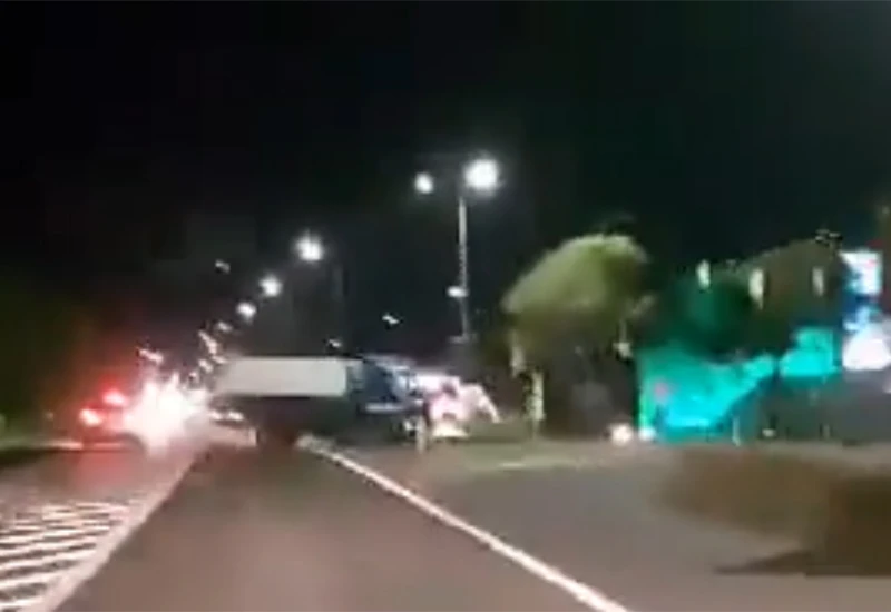 VIDEO| Mostar: Ovako se gine - Golf se zamalo zabio u kamion na M-17!