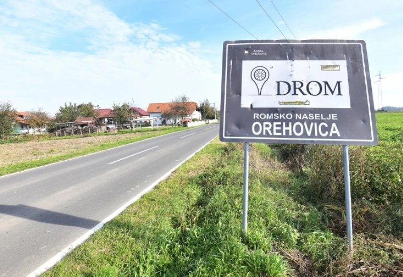 Prvi put u povijesti: Romi dobili pravo na dvojezične ploče