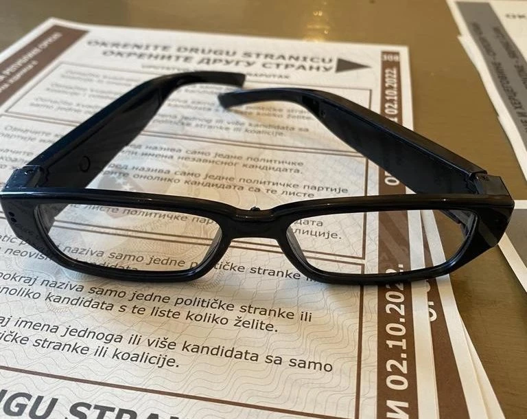Izbori u BiH: Na dva mjesta oduzete naočale za snimanje