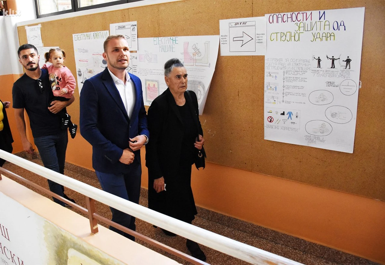 Stanivuković sa bakom na biralištu: ''Otvori baba četvere oči''