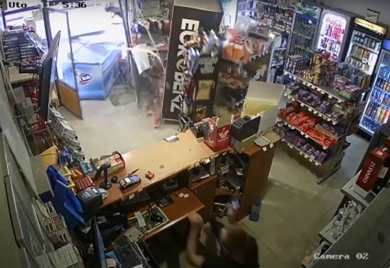 VIDEO | Kamion udario u benzinsku crpku u Grudama
