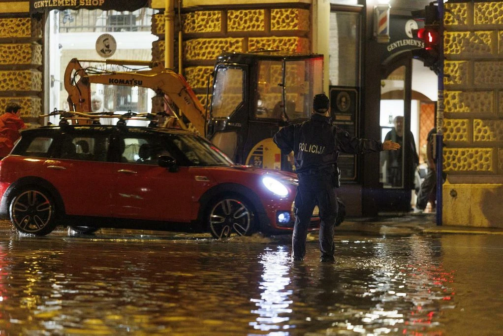 VIDEO| Rijeka: Muškarac poginuo u bujici, vatrogasci spašavali djecu iz igraonice