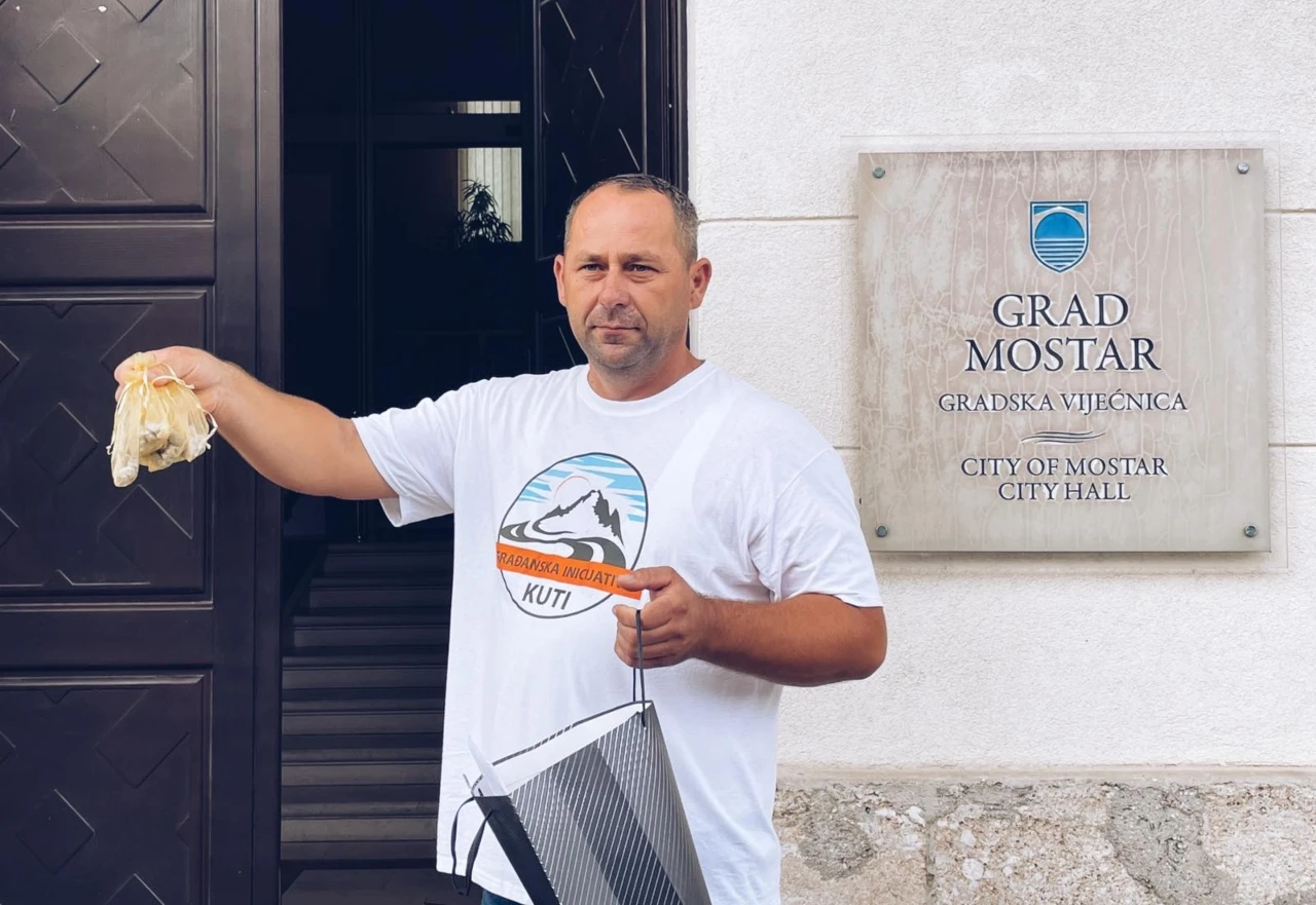 VIDEO | Mostarski vijećnici "nagrađeni" kamenčićima 