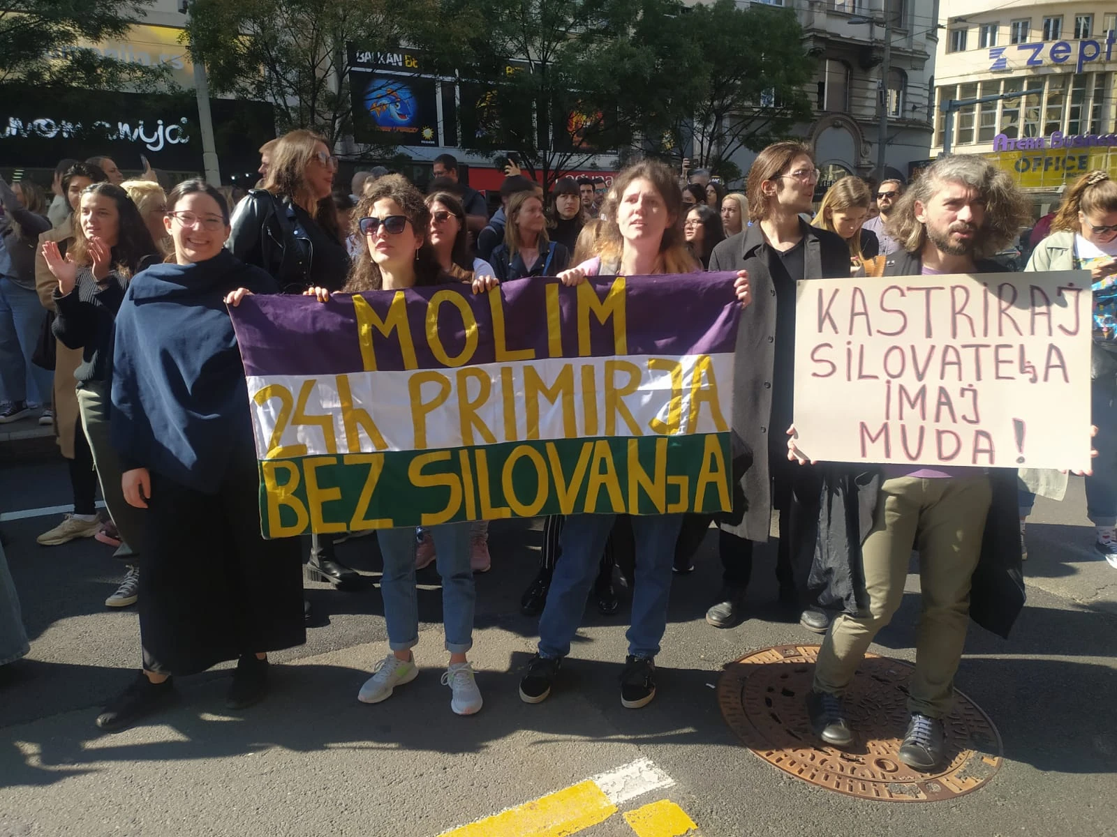 Održan prosvjed u Beogradu ispred dnevnog lista koji je objavio intervju s višestrukim silovateljem