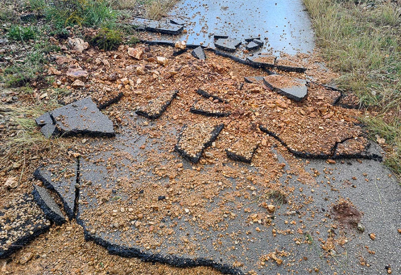 Grude: Grom 'razvalio' cestu