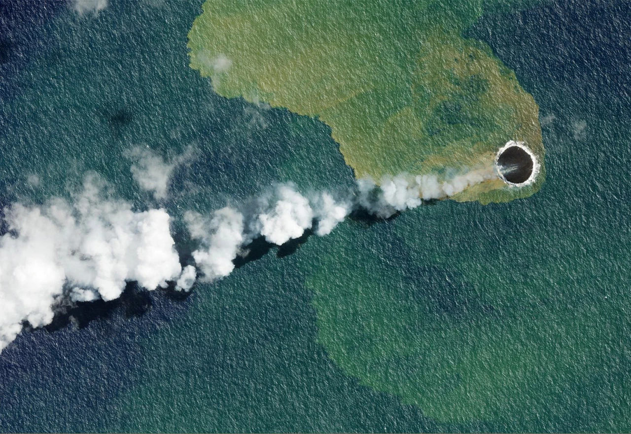 U Tihom oceanu pojavio se otočić nakon erupcije podvodnog vulkana