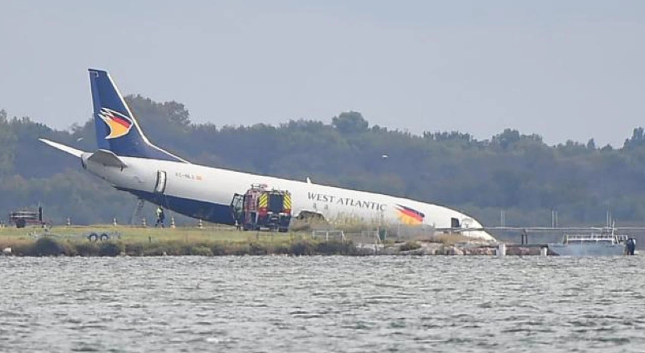 Francuska: Avion preletio pistu i proklizo do jezera 