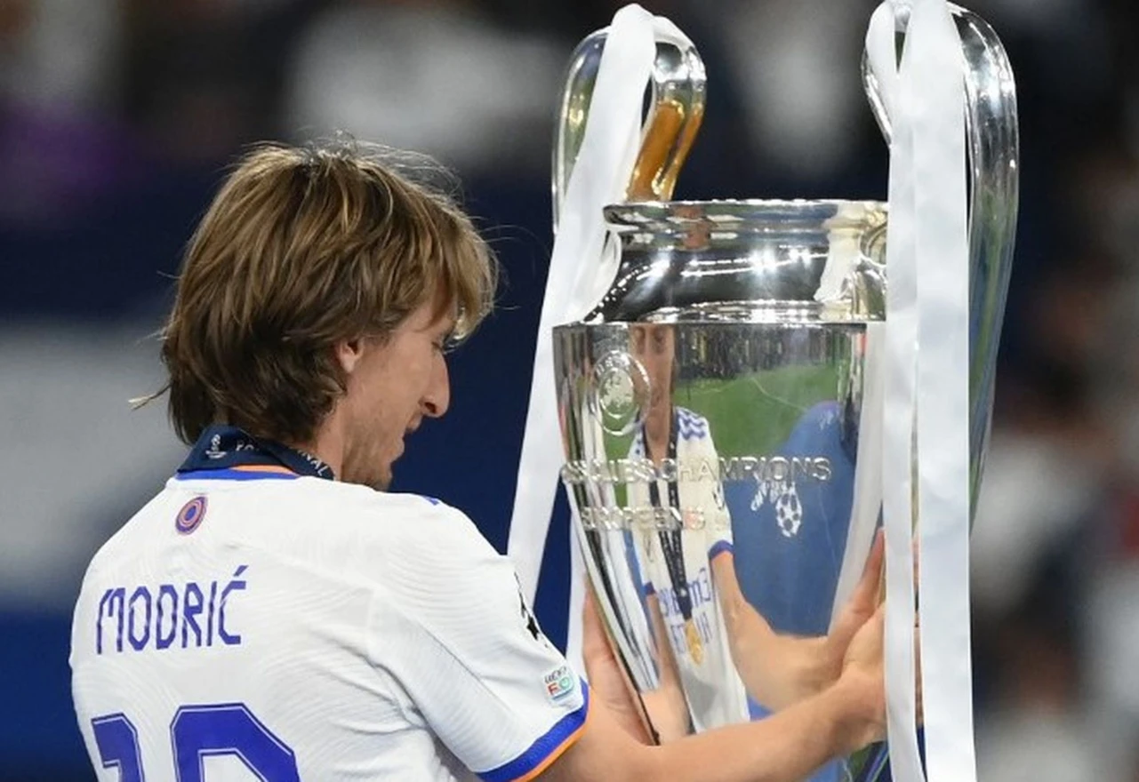 Modrić pozirao s klincima: "Nekad dječak u našoj školi, danas najbolji na svijetu"