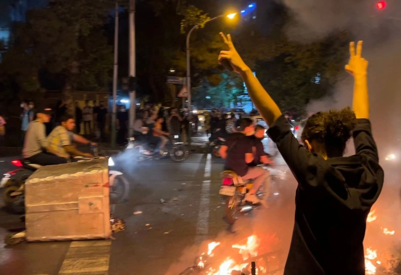 Kaos na iranskim ulicama: Žene pale hidžabe, ubijeno 8 osoba 