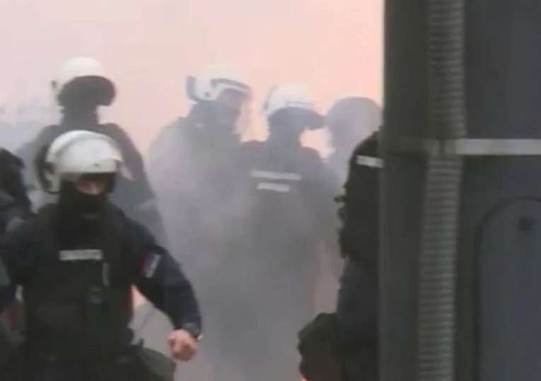 VIDEO: Došlo do obračuna huligana i policije u Beogradu