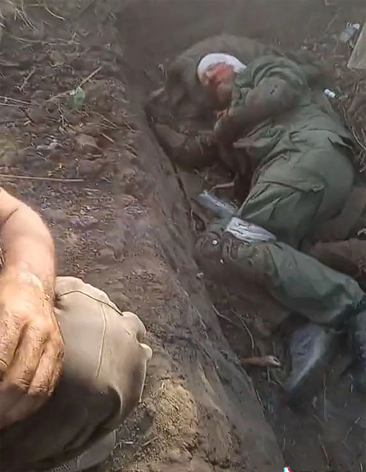 VIDEO | Spasio ranjenog neprijateljskog vojnika iz rova u kojemu su ga ostavili njegovi suborci