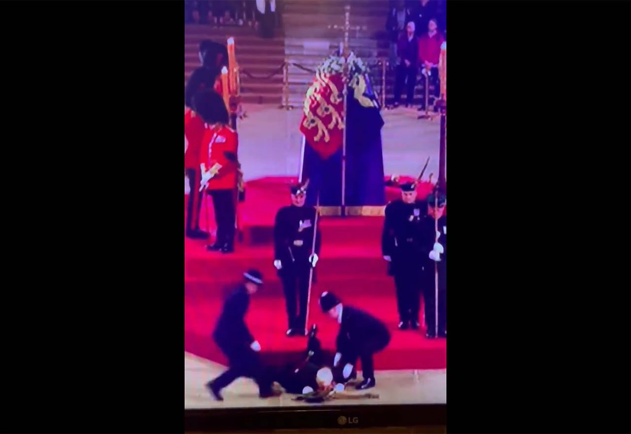 VIDEO: Kraljevski stražar se srušio pored kraljičinog lijesa