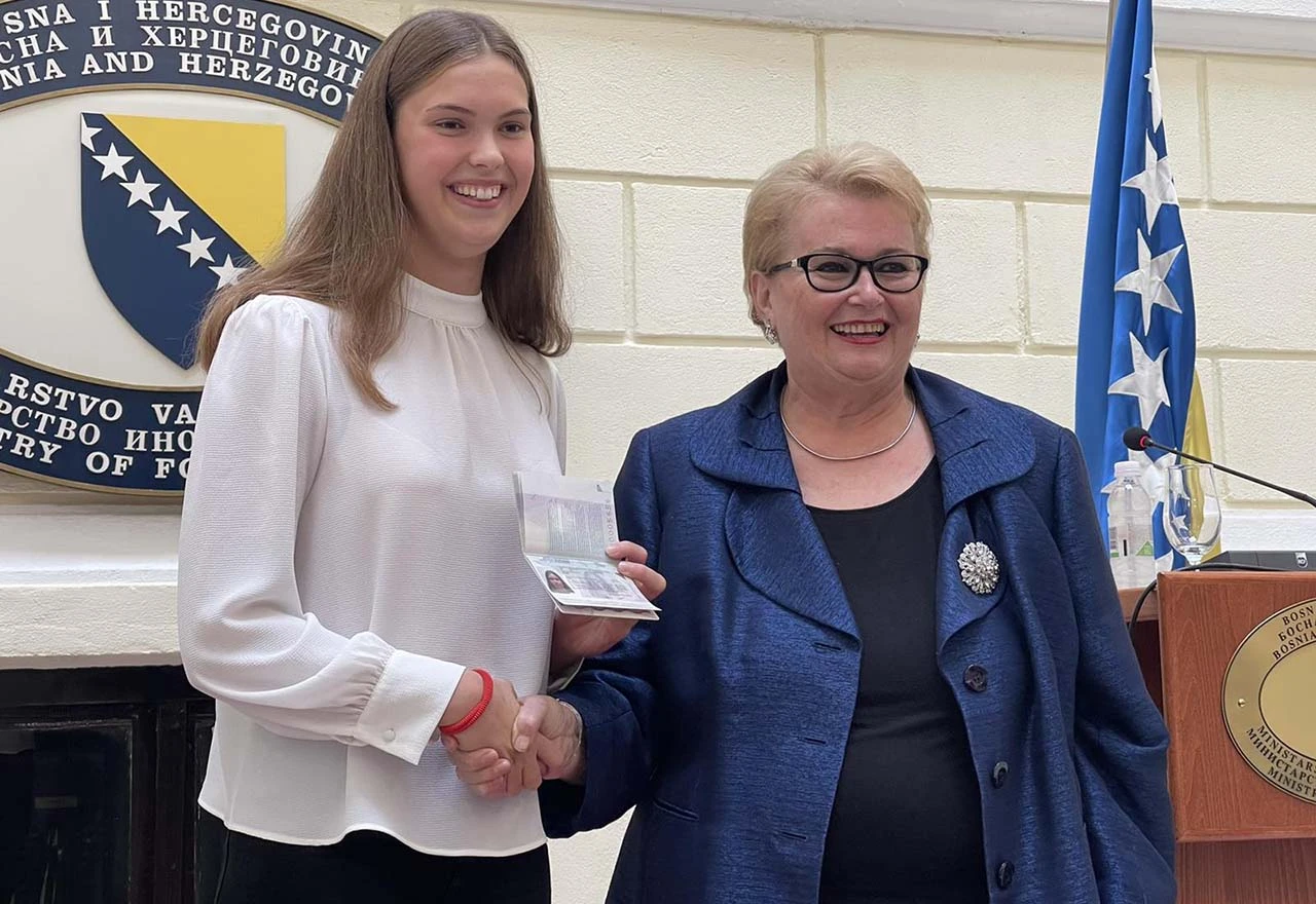 Bisera Lani uručila diplomatsku putovnicu