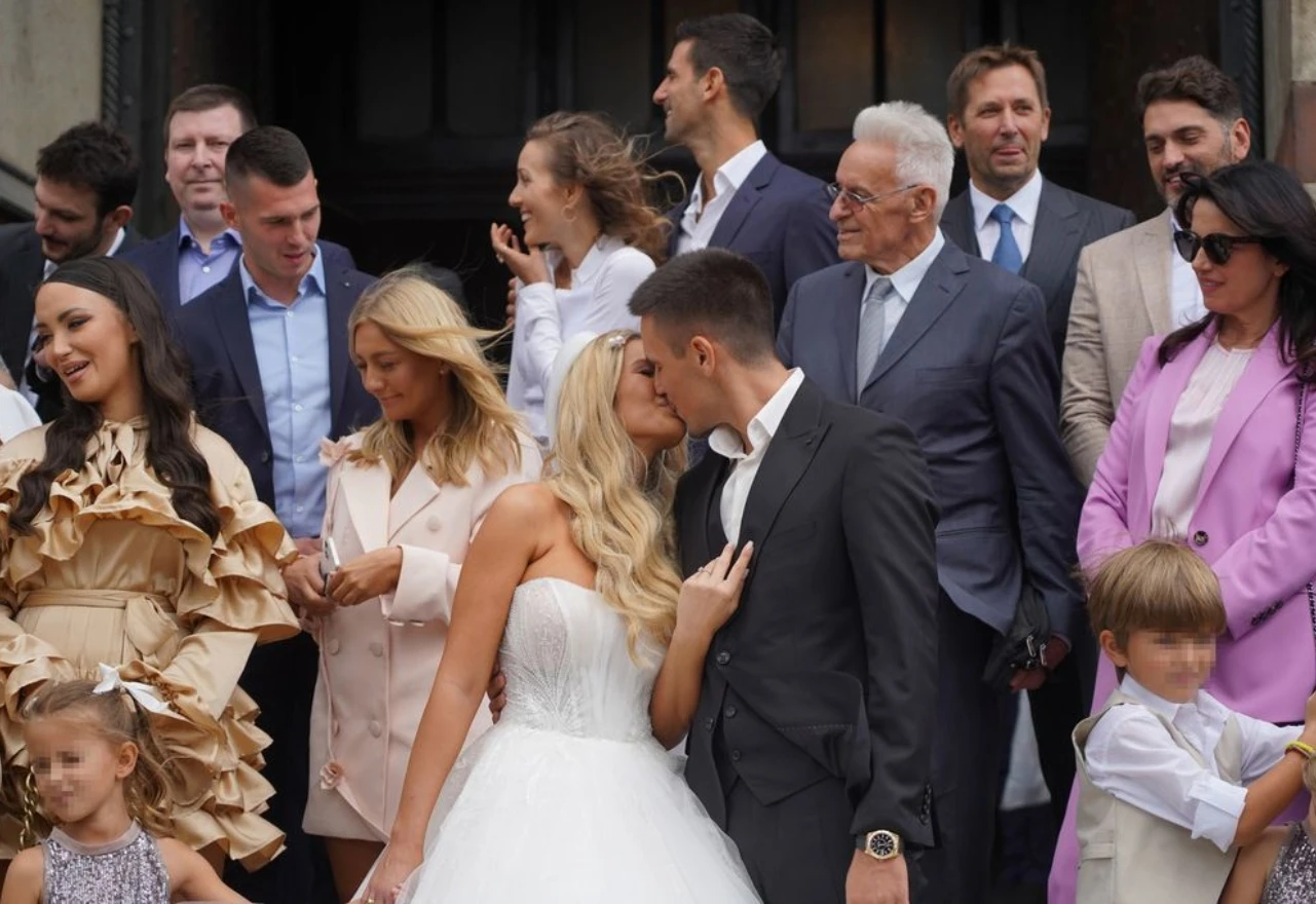 Nole oženio brata: Novčanicama kitio svirače pa zapjevao