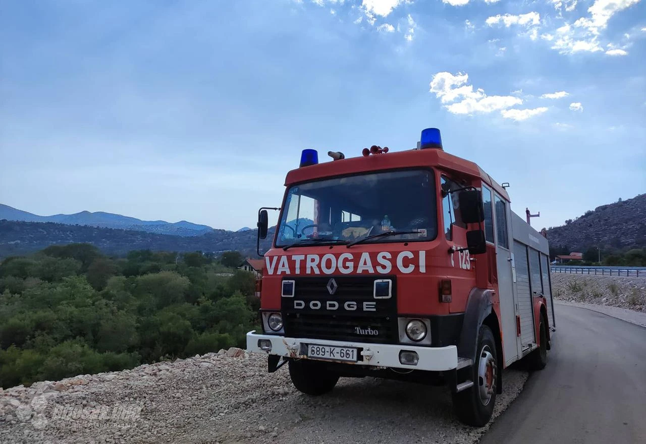 U Mostaru gorio automobil