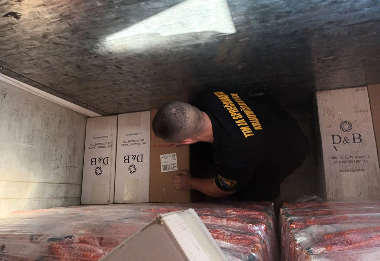 U hladnjači iza povrća krijumčario cigarete i parfeme
