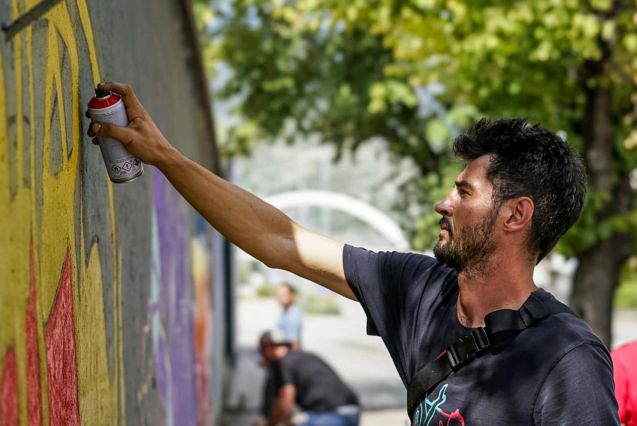SAFMO svojim sadržajem stvara zajednicu koja kroz uličnu umjetnost regenerira i rekreira