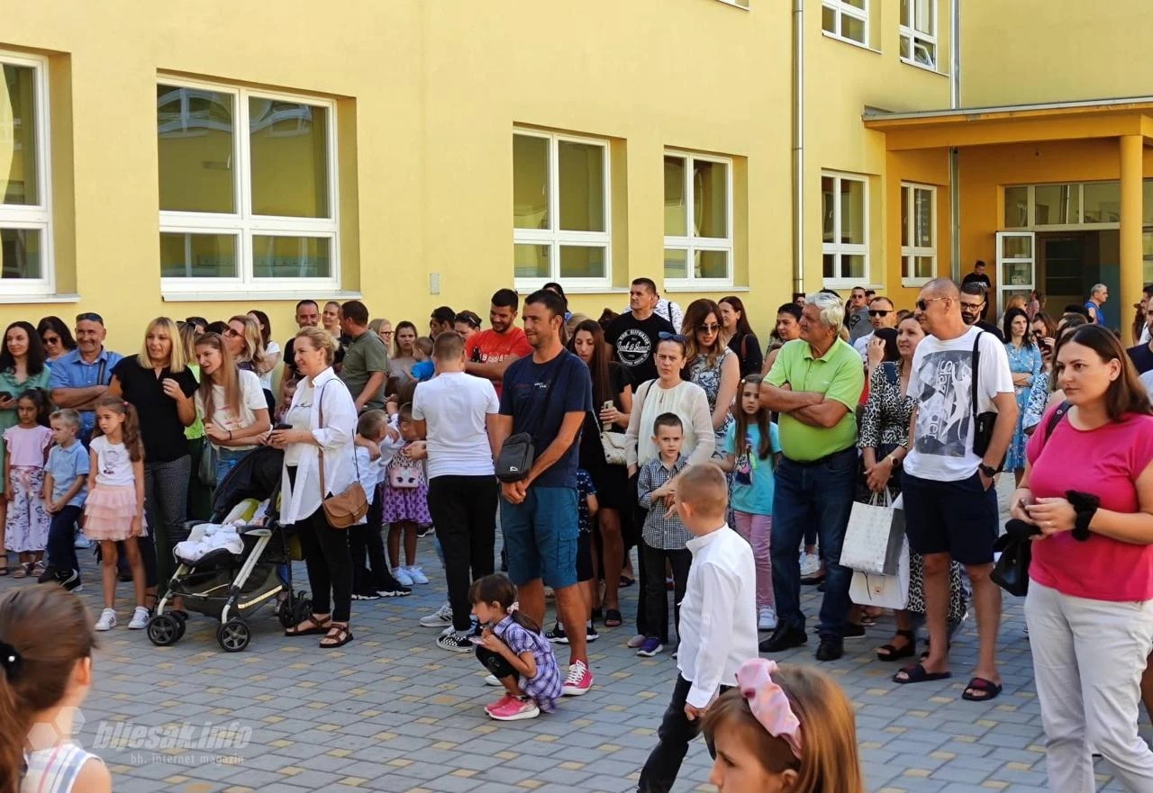 124 znatiželjna mališana po prvi put sjela u školske klupe 