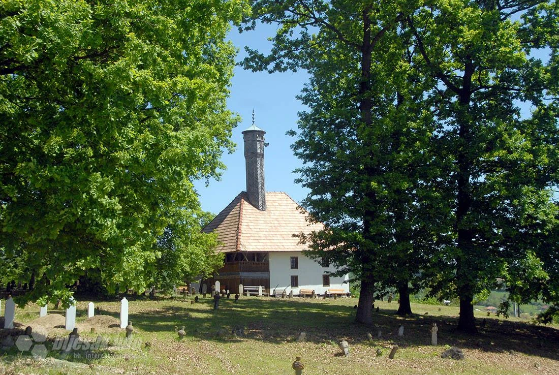 Kalesijo, ko ti ime dade / u tebi su sve curice mlade