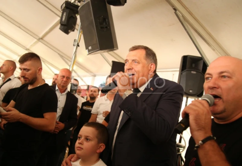 Dodik specijalni gost pod šatorom: Ponovno zapjevao 