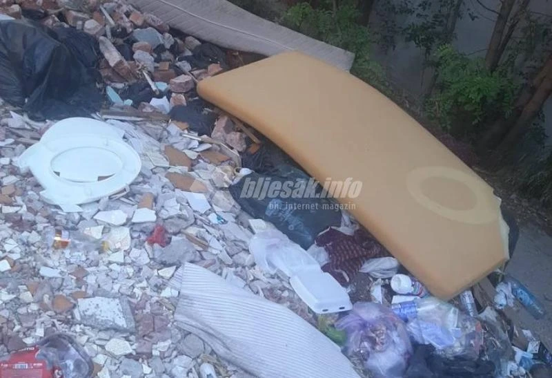 Mostar: Došao novi susjed i otpad od renoviranja 'složio' pred zgradu