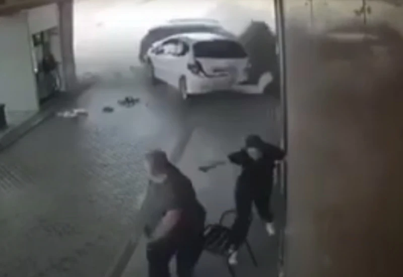 Stravični sudar: Vozač 'pokosio' automobile na benzinskoj crpki 