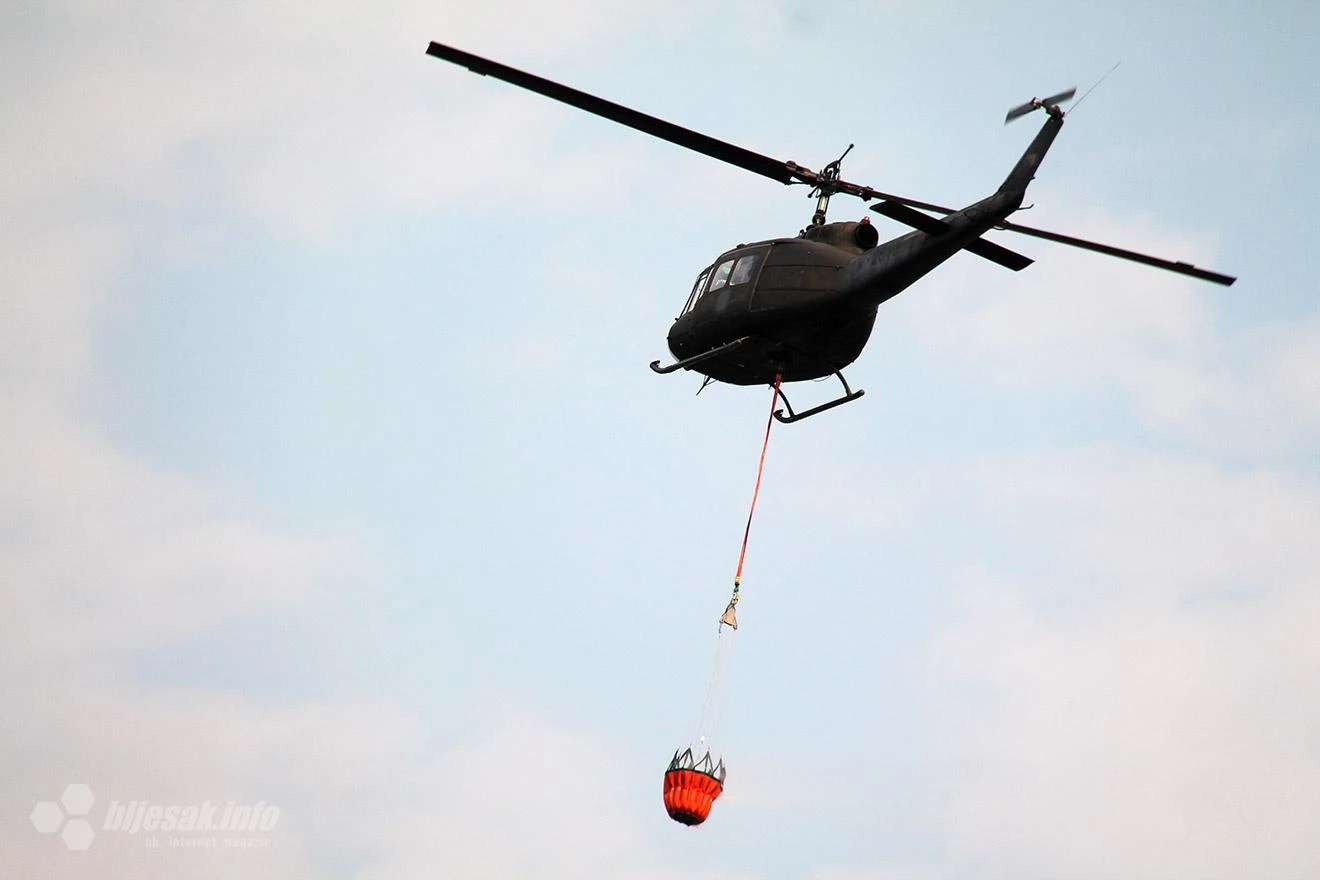 Helikopter gasi požar na Leotaru
