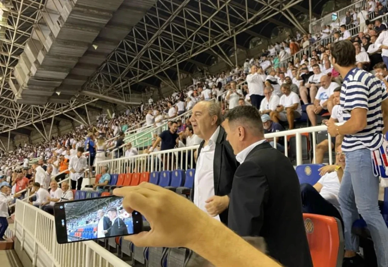 Grdović iz lože poveo himnu Dalmacije, orio se Poljud 