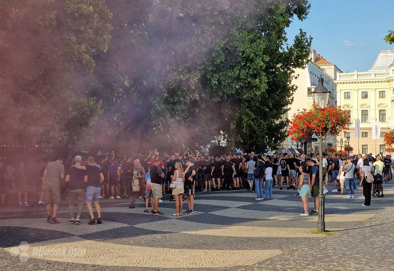 Bljesak u Bratislavi: Ultrasi zauzeli glavni trg