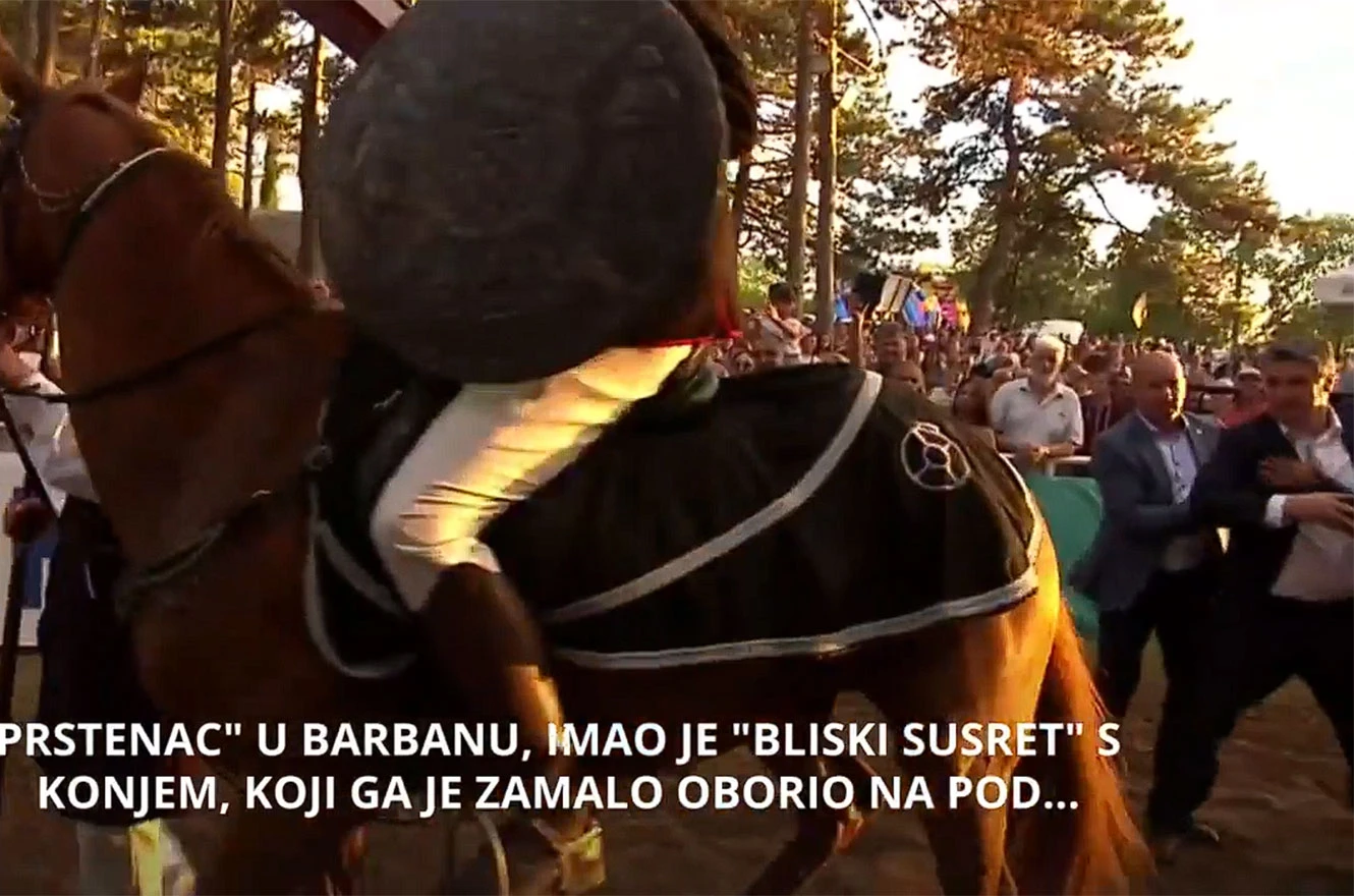 Konj zamalo Milanovića srušio na pod; uhvatili ga ljudi iz osiguranja