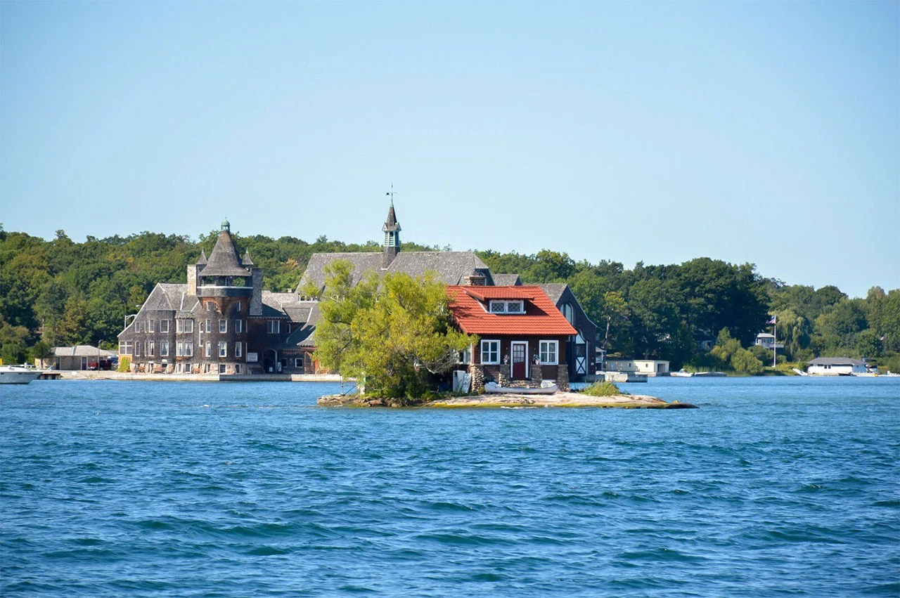 Otok Just Enough Room, tu stane samo jedna kuća i drvo