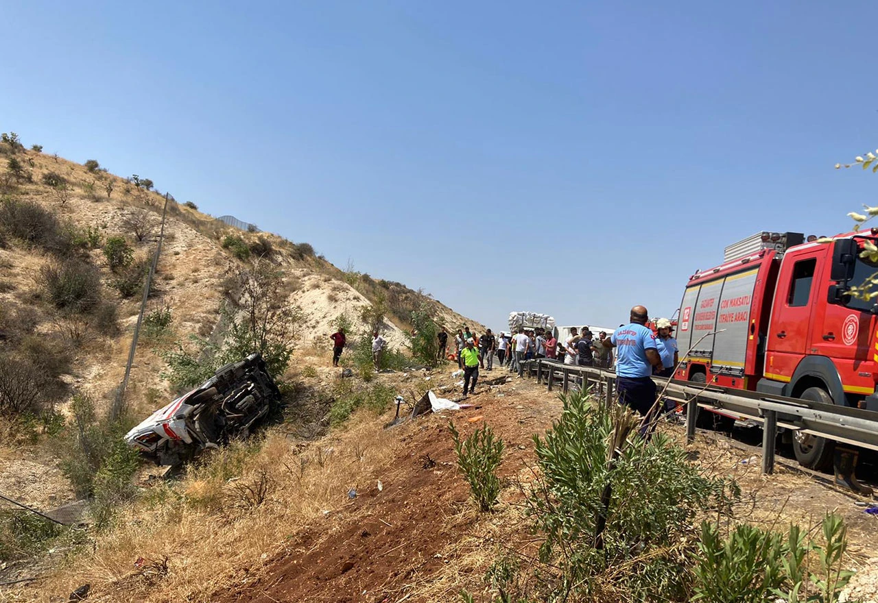 Nesreća za nesrećom: Na autocesi poginulo najmanje 15 osoba, među njima vatrogasci i medicinsko osoblje
